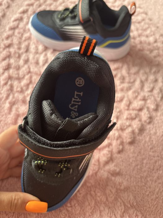 Продам новые кроссовки,светящиеся