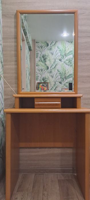 Туалетный столик трюмо стол