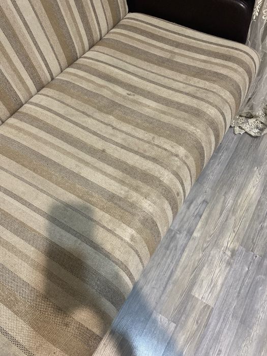 Отдам диваны, ковер.