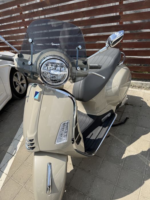 Vespa GTS 300 ABS/ASR – 2024 | Doar 1.800 km | Ca nouă