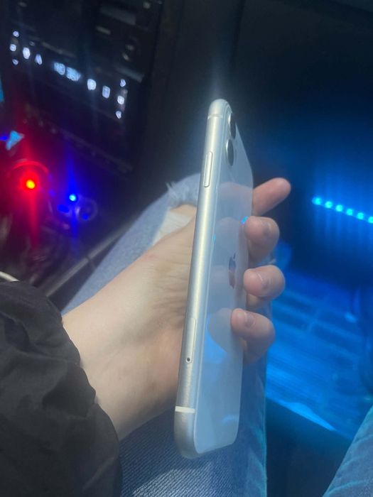 Vând sau schimb iPhone 11 cu leptop de gaming