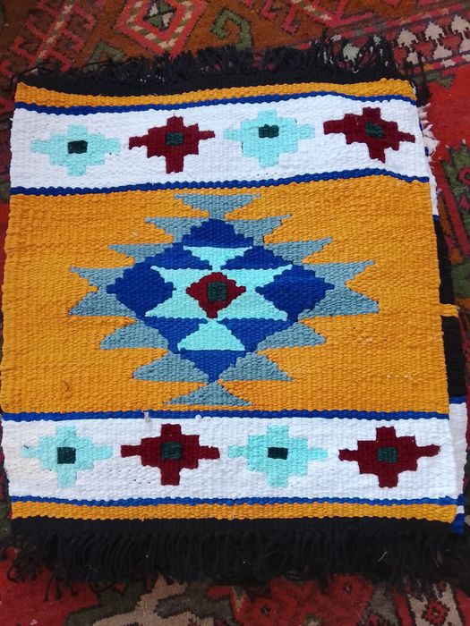 Qulda tuqilgan jozibali gilamcha mashina urindiqlari. stulchklar uchun