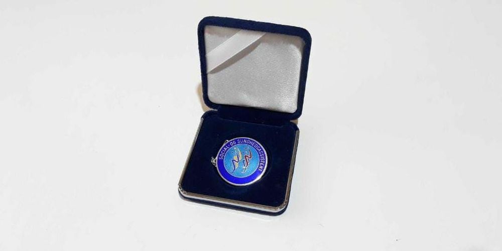 Brose insigna Asistent Medical Social, argint 925 sterling, Danemarca