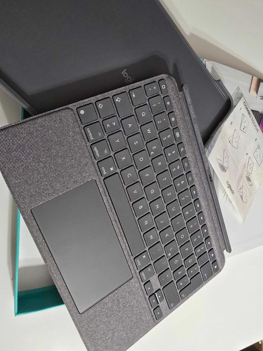 Husa cu tastatura si trackpad detasabile Logitech Combo Touch iPad Air