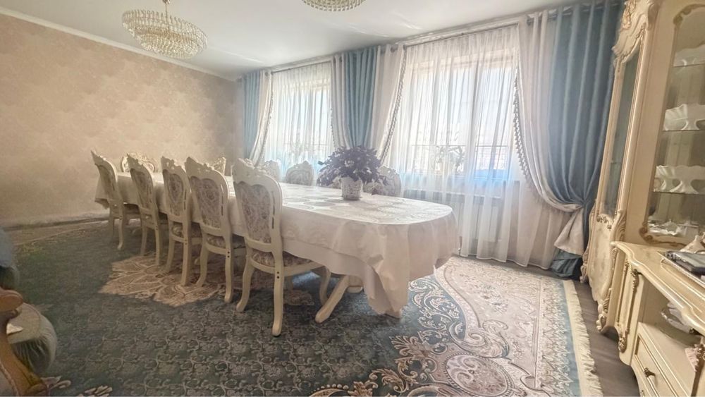 Стол и стуля для гостинной