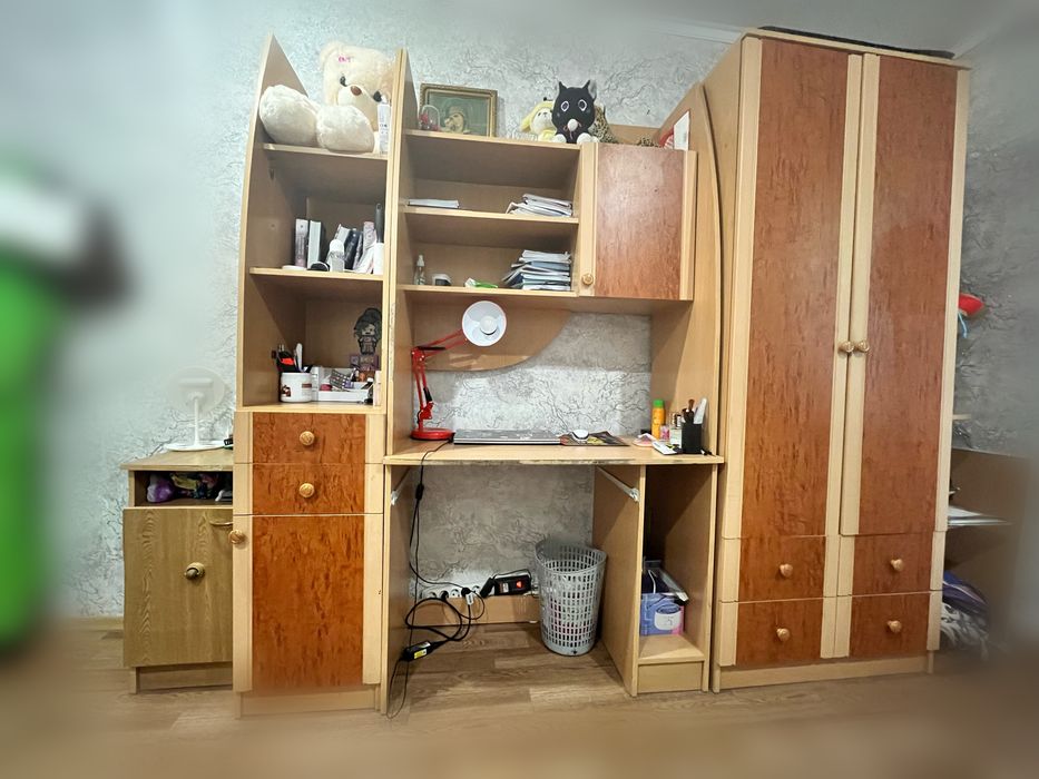 Шифоньер, компьютерный стол и тумбочки