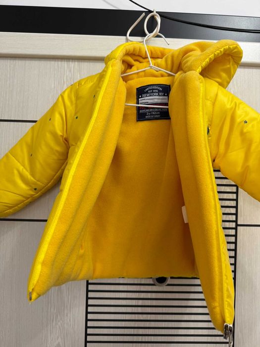 Жълто зимно яке с динозавър с качулка