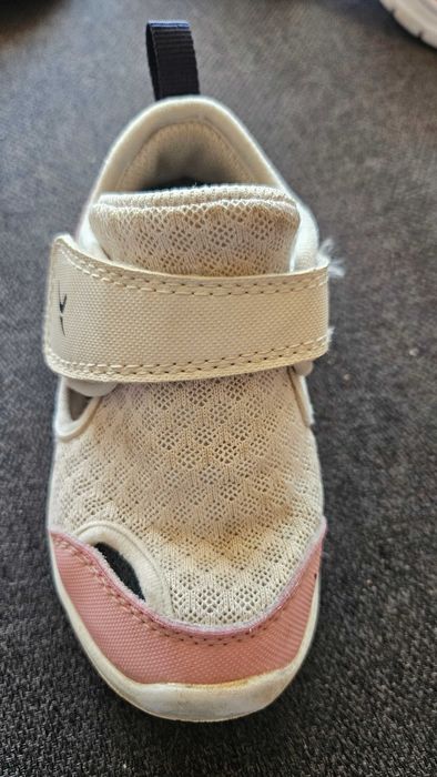 Лот 7 чифта обувки Nike, Champion, Decathlon, Apawwa и др.