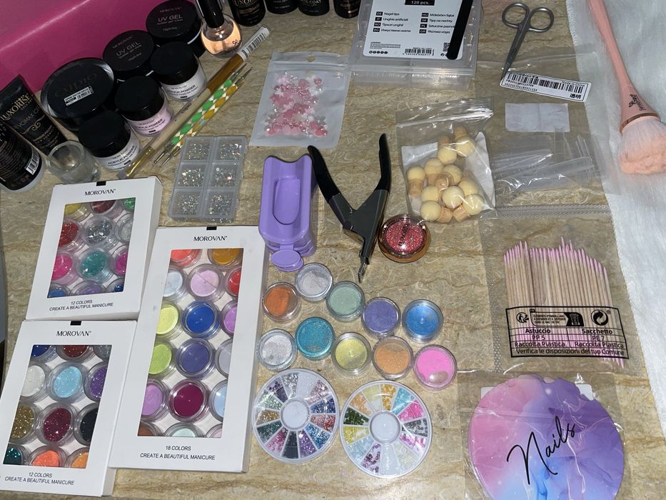 Vând set pentru unghii