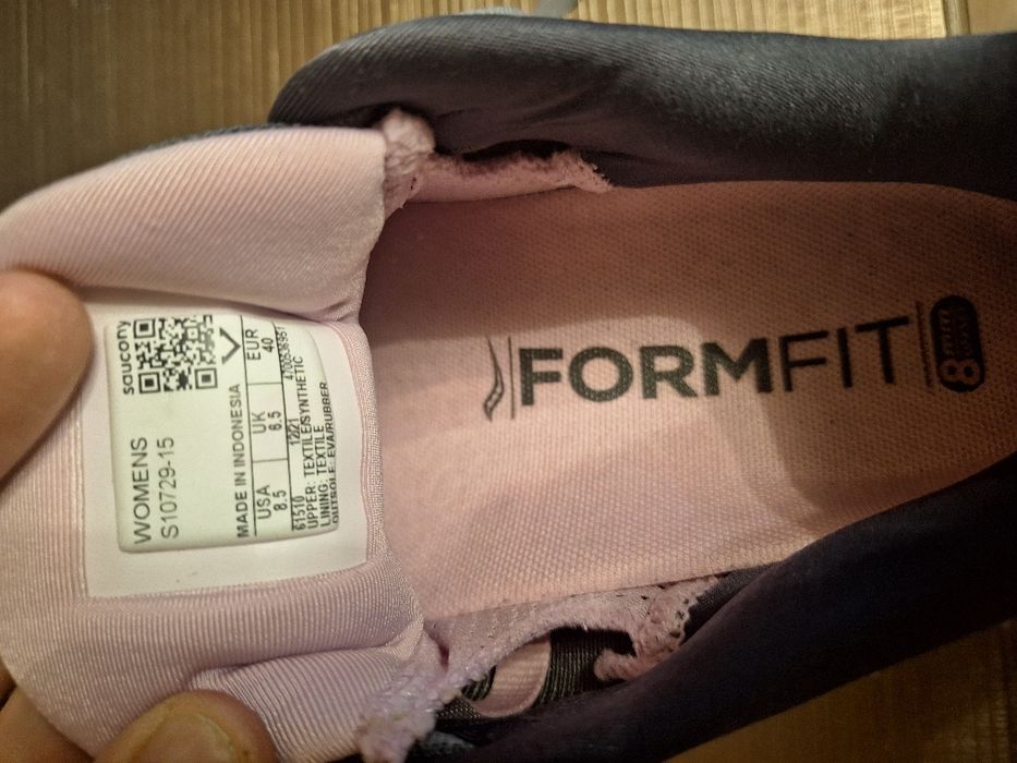 Беговые кроссовки  40 размер