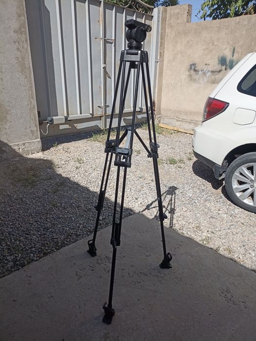 Штатив для видеокамер. Фото камер