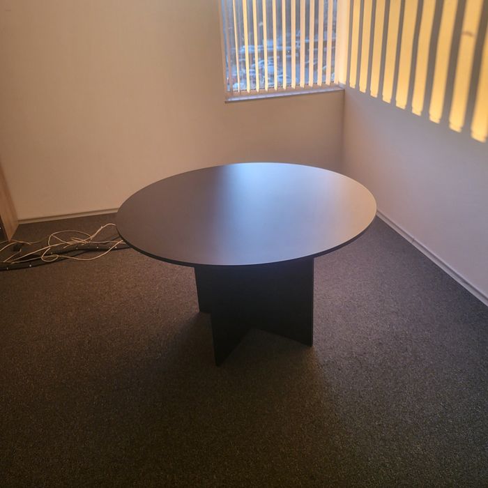 Офис оборудване бюра шкафове и др.