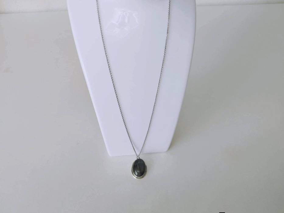 Vechi colier lant cu pandantiv un stil cabochon din argint de 925, cu piatra labradorit