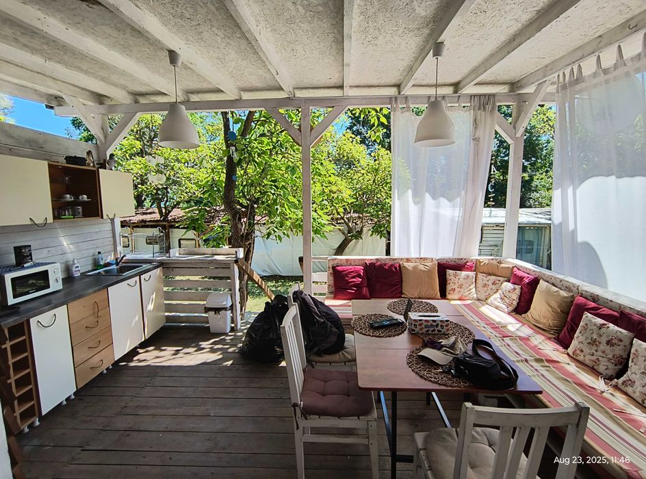 Продавам Стационарна Каравана с декинг и навес на къмпинг Якото Място