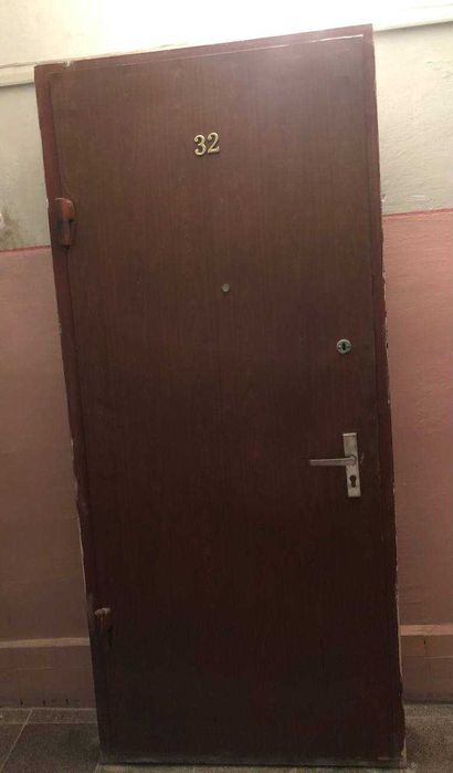 Входная железная дверь советского периода с двумя замками 92х205