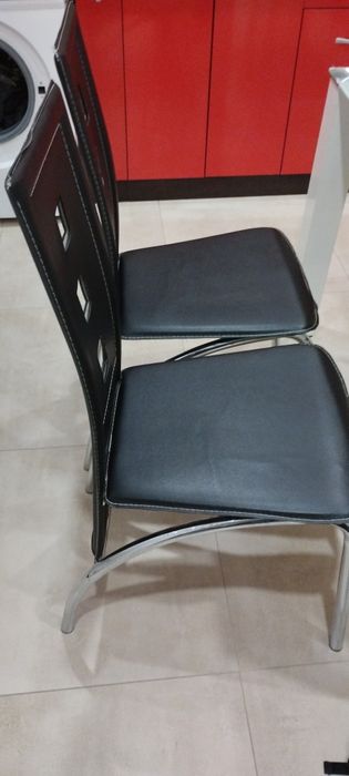 Продавам стъклена маса с четири стола