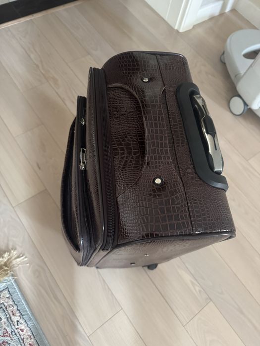 Чемодан новый коричневый