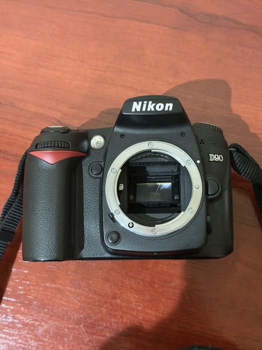 Nikon D90 cu obiectiv tamron 18-200 mm f/3,5-6,2