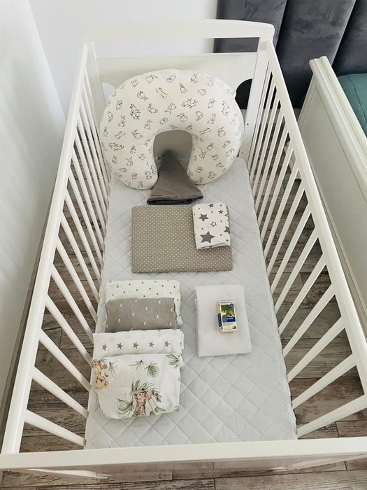 Vând pătuț alb din lemn, cu sertar de depozitare și saltea cocos 120x60 cm, în stare bună