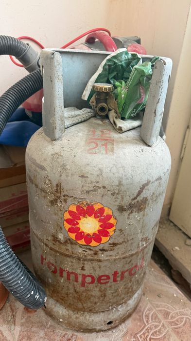 Butelie semi plină de gaz