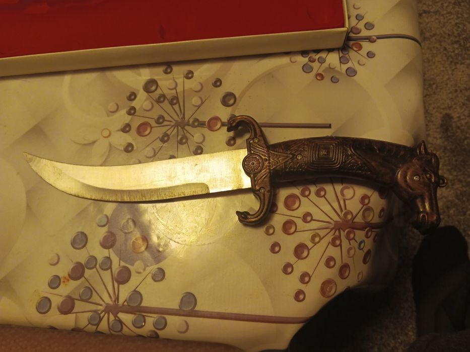 Продается декоративный нож.