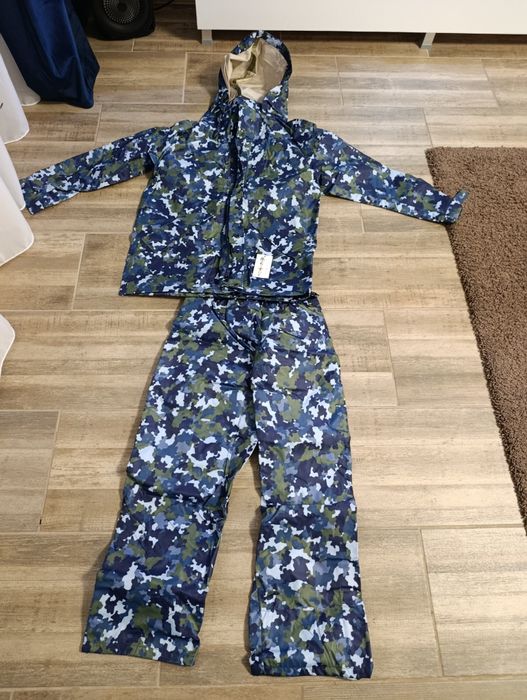 vând costum intemperii nou