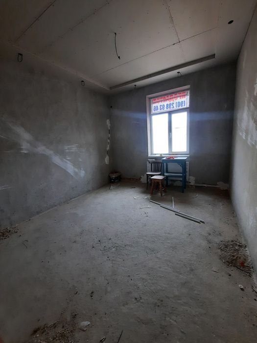 Продам квартиру  новостроек 5 етаж 2 комнатная,