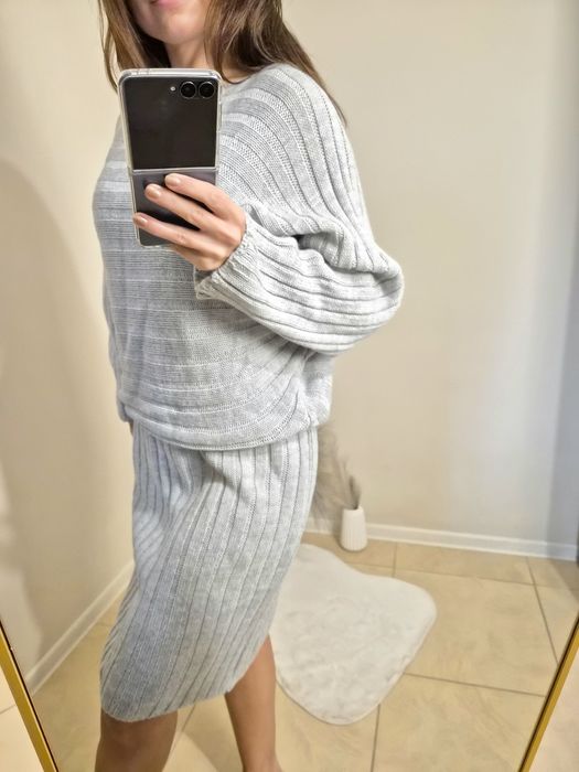Рокля от плетиво с пуловер