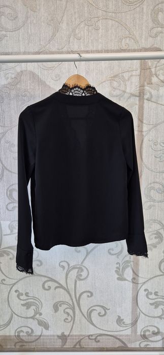 Блузка чёрная с кружевом