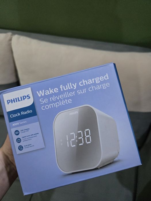 Радио-часовник Philips 4000 Series с USB зареждане