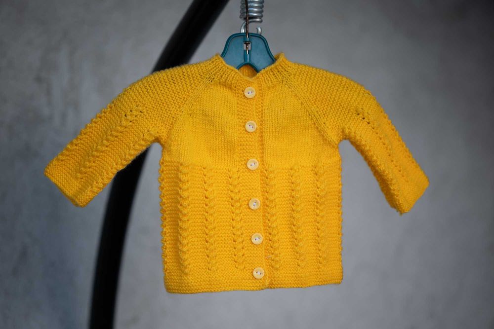 Ръчно плетени детски дрехи.