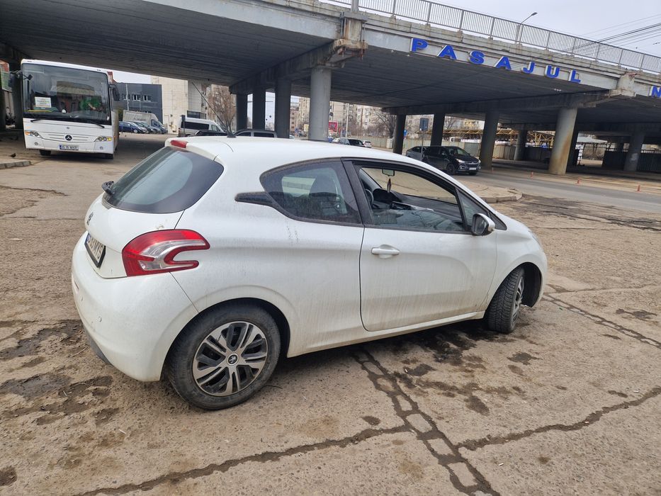 Peugeot 208  1.0 2013