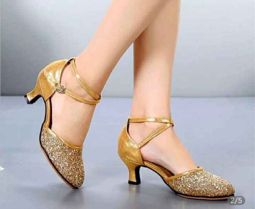 Златни дамски обувки