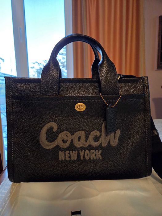 Нова кожена чанта Coach