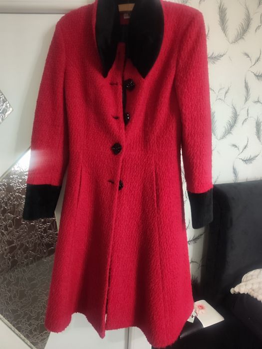 Palton rosu impecabil
