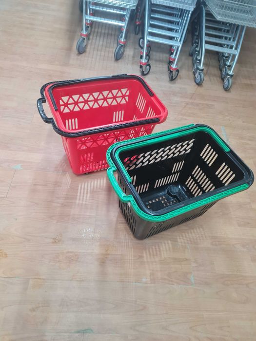 Пазарска кошница с дръжки и колелца.