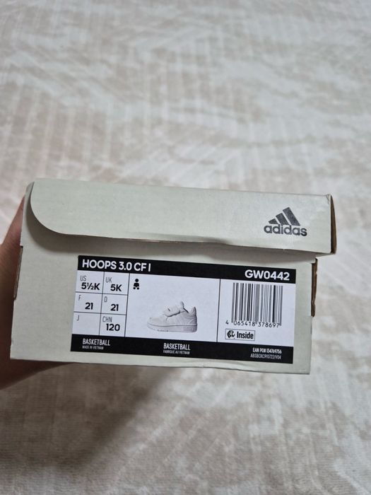 Обувки Nike носени от непроходило дете