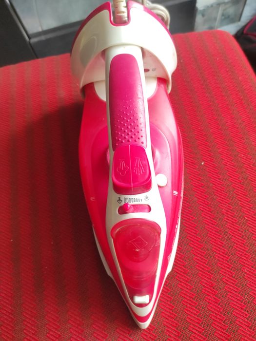 Fier de călcat 2400 W, cu talpă Tefal anticalcar, în stare perfectă de