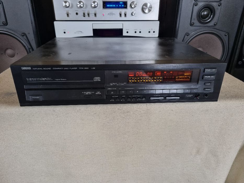Yamaha CDX-820. Defect. Pt Reconditionat sau Piese. Nu citeste.
