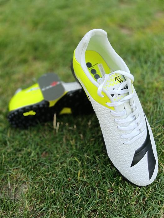 Adidași diadora.