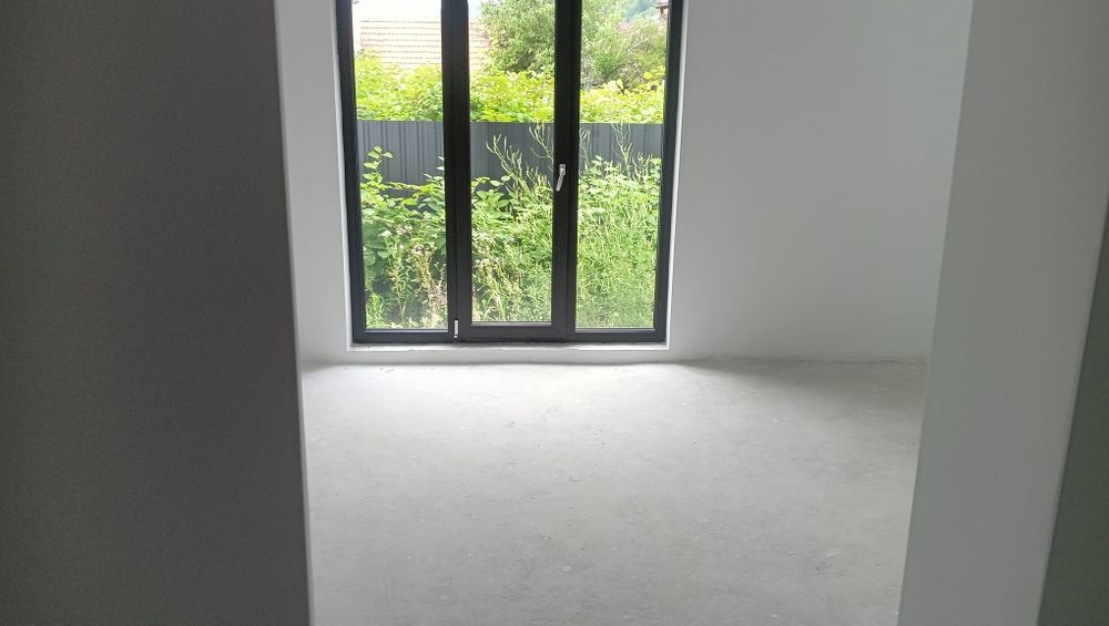 Proprietar Apartamentm 80 m3 camere  curte proprie 96 m