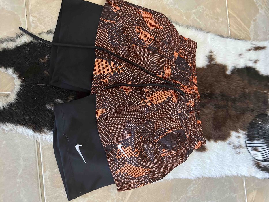 Дамски къси спортни панталонки на Nike