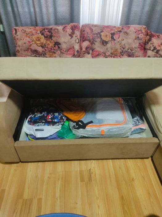 Уголок+кресло одно в хорошем состоянии