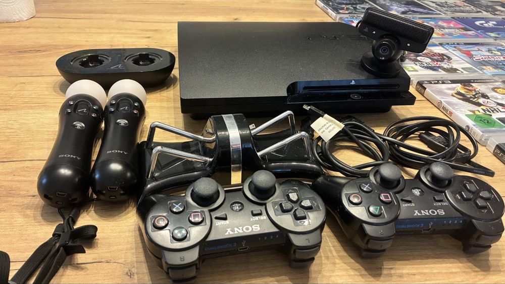 Pachet premium Playstation PS3 Slim + 2 controllere wireless Dual Shock 3 + kit PS Move (2 controllere + camera) + 2 docking stations + 18 jocuri