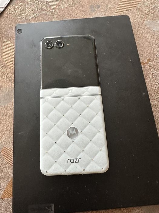 Продавам Motorola razr 60 Swarovski