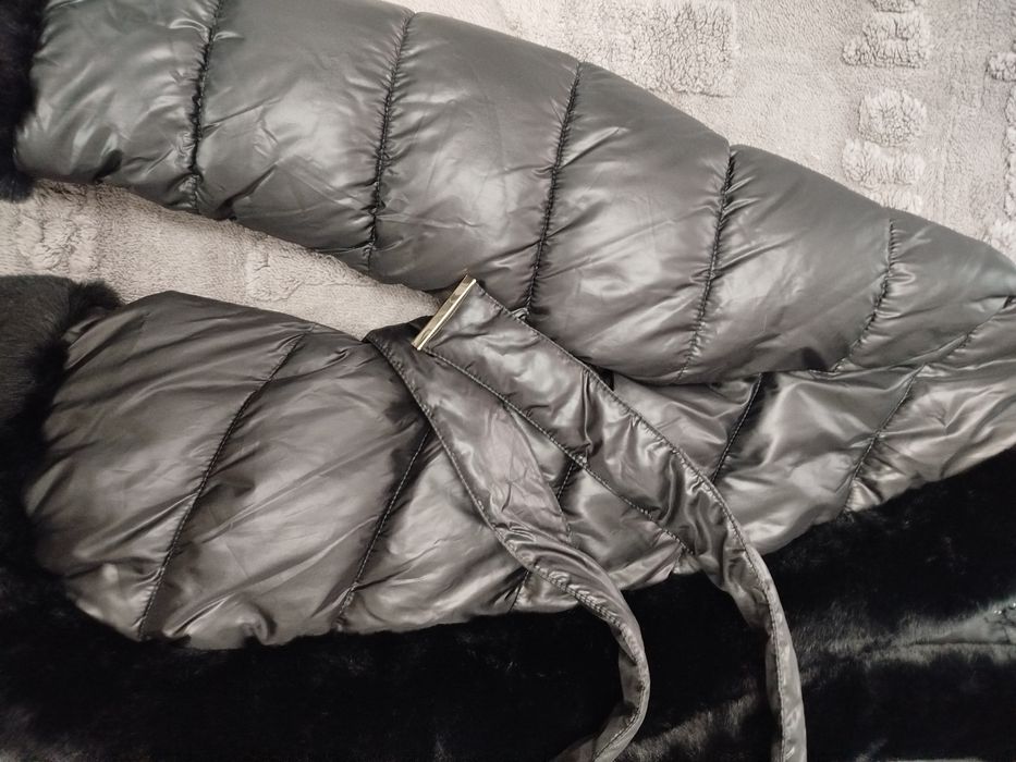 Куртка фирменная,тёплая ,очень красиво сидит