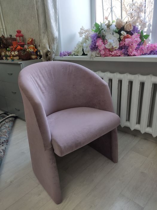 Кресло пудрового цвета
