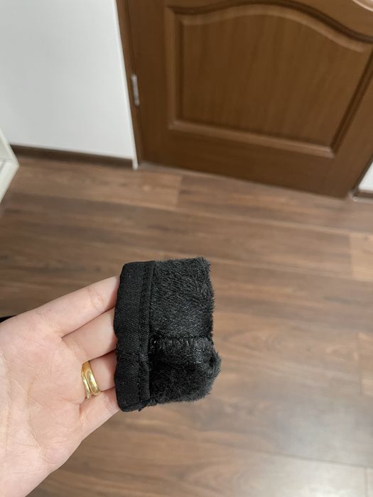 Blugi imblaniti noi cu eticheta