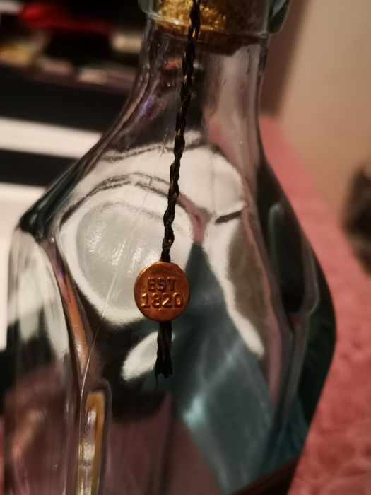 Бутилка синьо Джони с две чаши