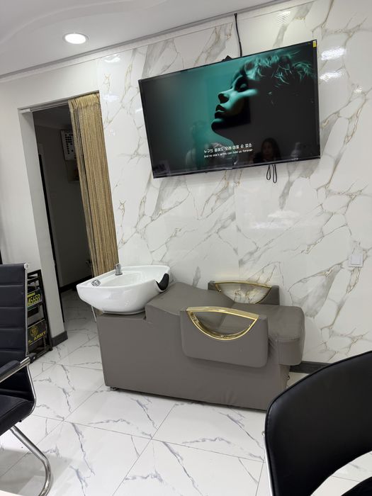 Moyka. Salon mebel sotiladi. Holati yangi